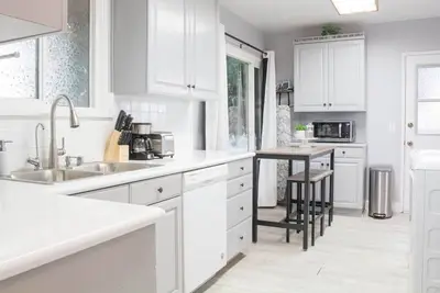Image de Spacious Corner Lot Private Fence Yard Modern Home