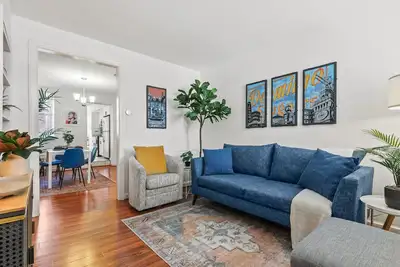 Image de Bright & Cozy Rowhouse in Prime Location - WalkScore 98/100