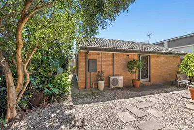 Image de 5 minutes to central Mornington shops. Private house with a chill vibe.