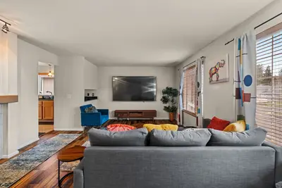 Image de Hidden Gem Top-Floor Unit near Lake Meridian