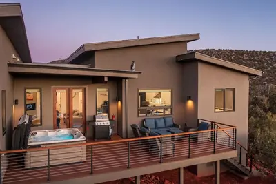 Image de Gorgeous New home - Epic Sunsets, Walk to Trails!