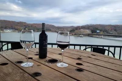 Image de Year Round Relaxation with Beautiful Lake View for Creating Great Memories!