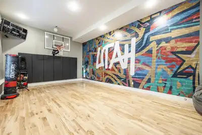 Image de Retro house of fun- Sleeps 20- 8 Person Hot tub