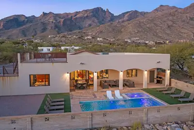 Image de Catalina Foothills Modern Home with Roof Top Deck, Heated Pool and Spa Sleeps 16