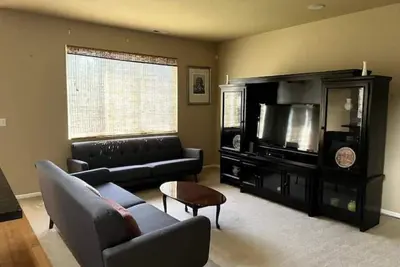 Image de Glamorous, spacious home, fully furnished with amazing Deco plus artistry.
