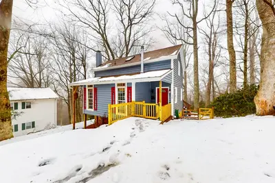 Image de Charming dog-friendly cottage near Blowing Rock with private hot tub, deck, Bbq