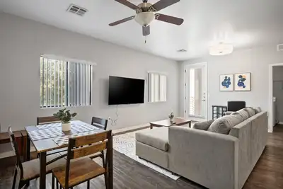 6 Miles From Banner thunderbird w/ Pool and Gym