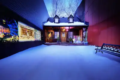 Image de Locally Famous, Chic, Upscale + Parking + Backyard