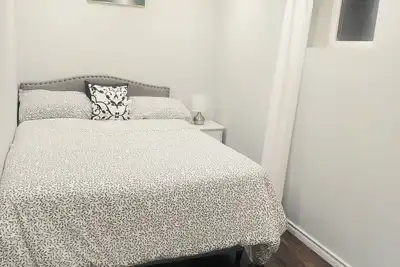 Image de Cozy 2 bedroom plus Den walkout basement apartment