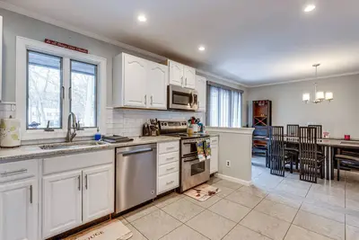 Image de Shirley Vacation Rental w\/ Hot Tub, 7 Mi to Beach!