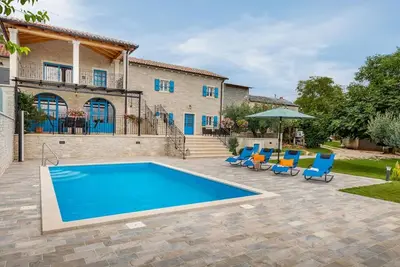 Image de Villa élégante avec piscine et jardin