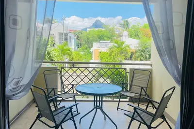 3 Bedroom Apt 3 mins to the beach