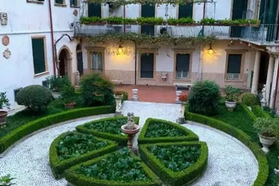 Image de A room with a view inside Verona old town, few steps from the Arena!