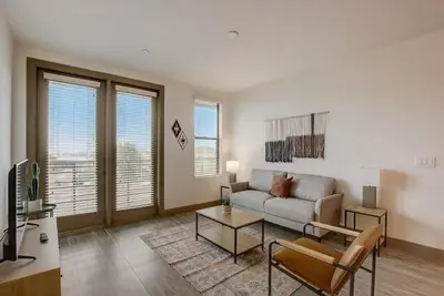 Image de Modern 2br CozySuites on Town Lake waterfront! 13