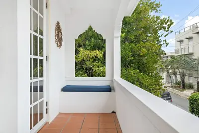 Breezy beach apt, steps to the sand! Full Ac + Generator