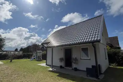 Image de Urokliwy Domek Wakacyjny nad Morzem, Otoczony Lasem Sosnowym