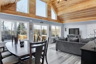 Image de Grand 7br Pocono Chalet | Gameroom | Walk to Lake