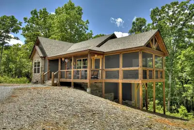 Image de Indulge in romance at French Kisses! This new, pet-friendly cabin offers a hot tub, fire table, and WiFi for an unforgettable getaway