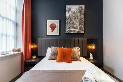 Studio Apartment 205 (Sleeps 4) - minutes from L1 and all major attractions