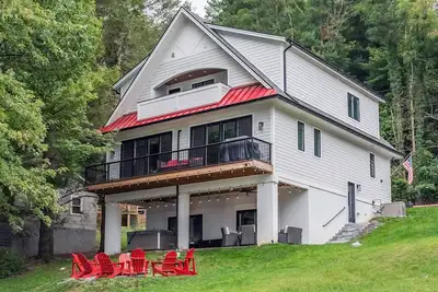 Image de Full of Grace | Modern Lakefront Retreat + Dock & Hot Tub!