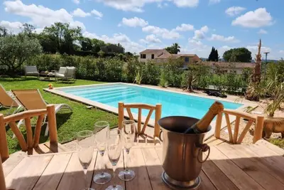 VIlla climatisée - piscine plein sud - calme - Uzès à pied - 6 personnes