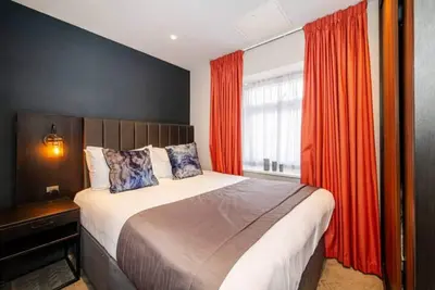 One Bedroom Apartment 101 (Sleeps 4) - minutes from L1 and all major attractions