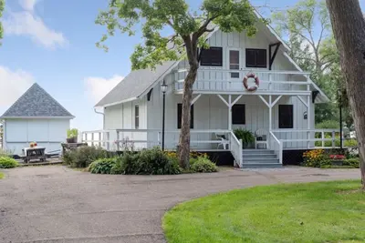 Image de Charming 3 Bedroom lakehome steps from the beach!