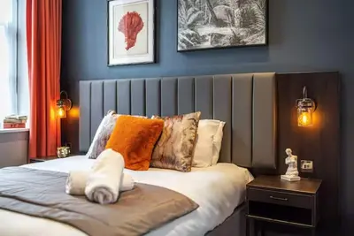 One Bedroom Apartment 104 (Sleeps 4) - minutes from L1 and all major attractions