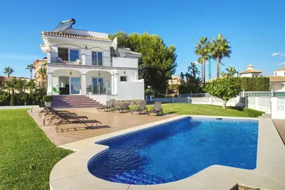 Image de Moderne Villa avec Piscine Chauffée