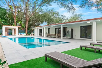 Image de The Palace Pickleball Heated Pool/Jacuzzi game Room