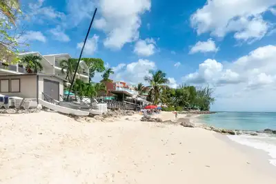 Image de A charming blend of comfort and sophistication in this near-the-beach townhouse