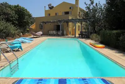 Image de Completely private and very spacious 3 bedroom villa with large pool and views.