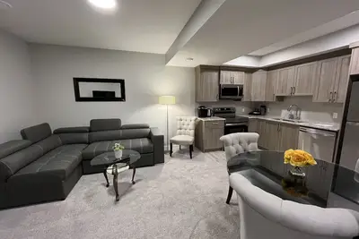 Image de Home Away from Home - 1 King Sized Bedroom Basement Suite