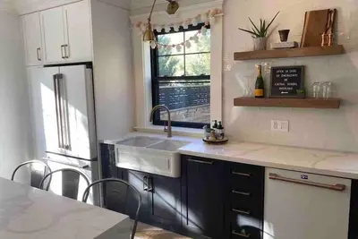 Image de Luxury Century Home Downtown Burlington