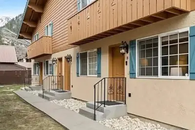 Cozy Bavarian Getaway ~ 5-Star Location ~ Hot Tub!