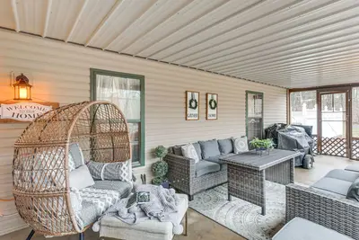 Image de 'Foxes Den' w/ Hot Tub, Pool Table & Fire Pit!