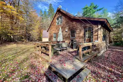 Image de 2-story cabin with beautiful views, deck, grill, outdoor dining area, & W\/D