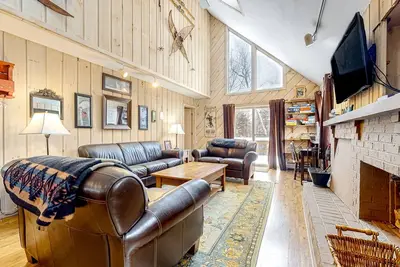 Image de Bears Crossing home next to Mt. Snow with fireplace, game tables, pool & tennis