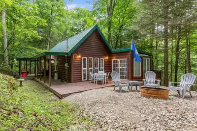 Image de Fern Gulley Cabin with Hot Tub, Pet Friendly, near Dbbb / Hollerwood