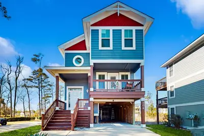 Image de Luxe remodeled coastal home with outdoor pool, game room, firepit, 3 decks, W/D