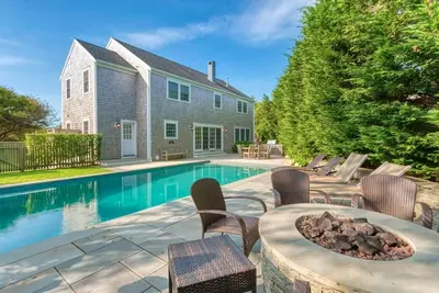Image de Private, peaceful oasis moments from the heart of downtown Nantucket with pool!
