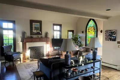 Image de 4br Chevy Chase, Md home w/great design touches