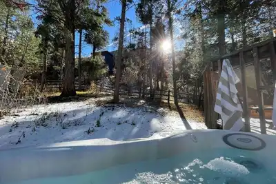 Image de Chic chalet w/ hot tub, ping-pong, arcade bball
