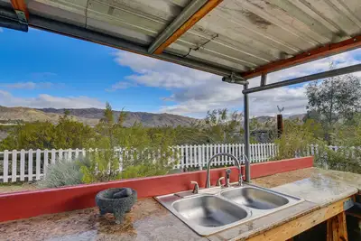 Image de Outdoor Kitchen: Mtn-View Morongo Valley Cabin!