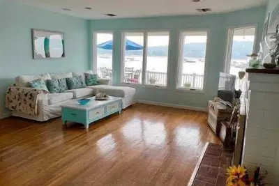 Image de Beautiful Waterfront Sunset Beach House Oasis Walk to Village Beaches 1hr Nyc