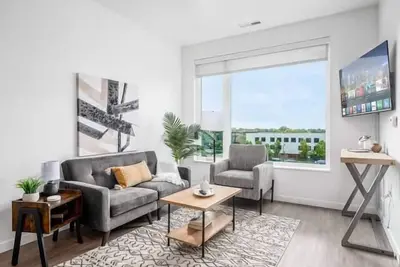 Image de Luxury Gray & Gold Executive Suite in Heart of Columbus