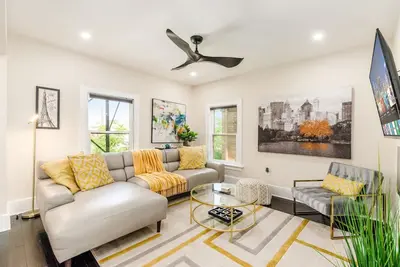 Image de Big City Living at its Best!