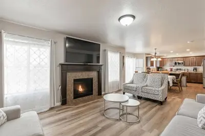 Image de Homestead Haven | Sleeps 14 | 2 Car Garage