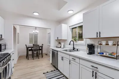 Image de Martinez Manor - Modern Home - Close to downtown