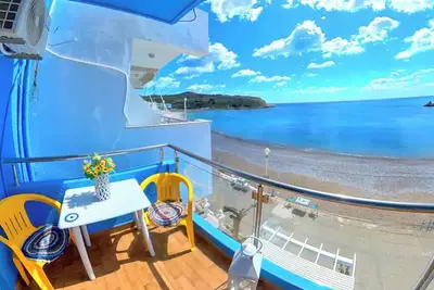 Image de Blue House Beach Apartment - Sleeps 4 & Balcony